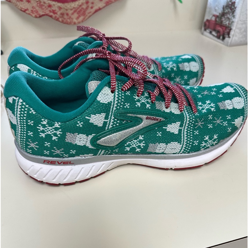 Brooks Holiday Christmas shoes green